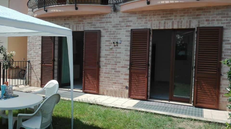 Appartamento indipendente in villa Castelfidardo Esterno foto